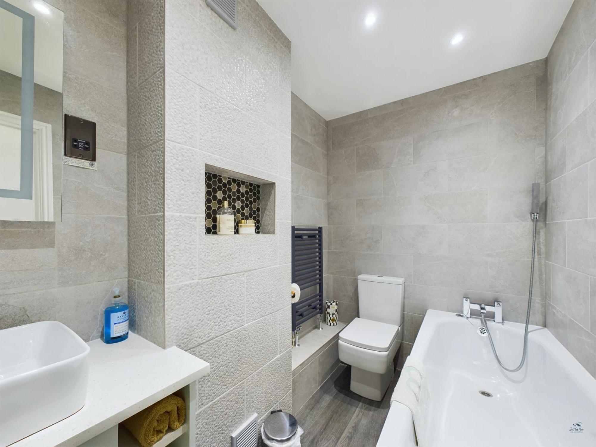 12a Solent Landing Direct Access *